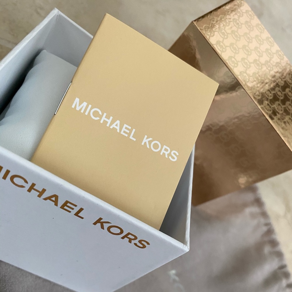 Michael Kors Gift Set - Picture 6 of 6
